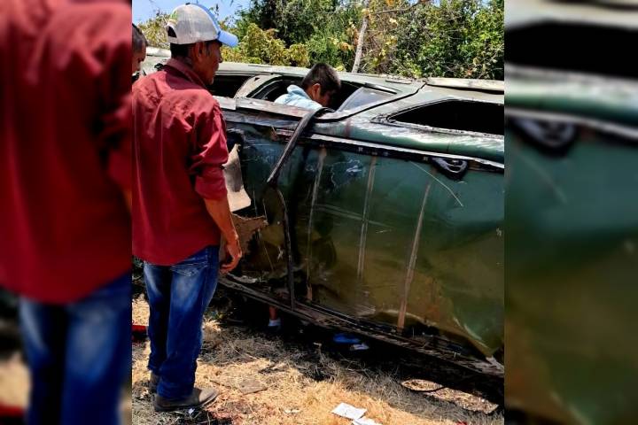 Ponchadura de neumático ocasiona volcadura de camioneta; hay 5 heridos
