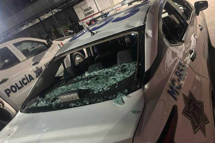Agreden con palos y piedras a elementos de Tránsito Municipal y vandalizan patrulla, en Uruapan
