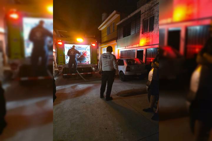 Incendio de domicilio en la Margarita Maza de Juárez moviliza a la Policía Morelia y bomberos