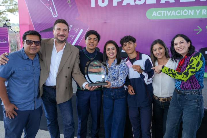 Gladyz Butanda entrega tarjetas del teleférico en Cecytem Uruapan