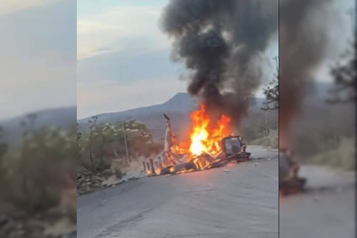 Bloquean carretera y queman un tráiler en Buenavista Tomatlán