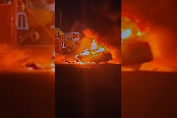 Arde automóvil a la orilla de la Morelia-Salamanca