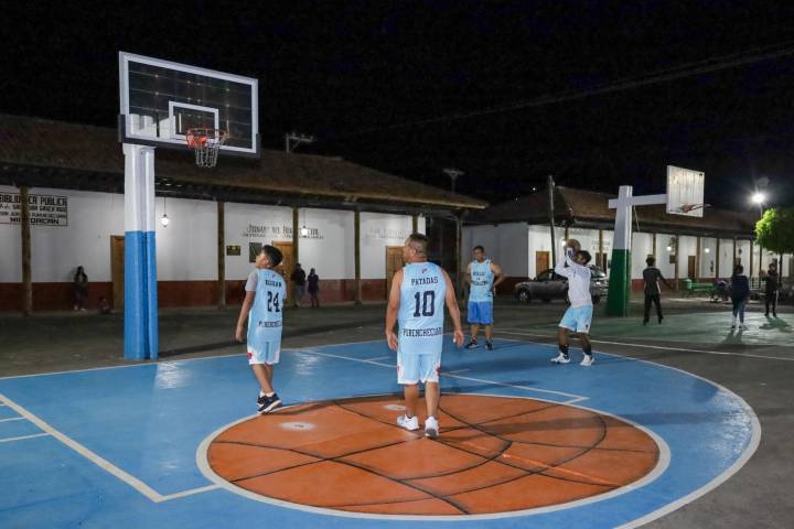 Entrega Alma Mireya González Sánchez equipamiento para canchas de básquet en San Jerónimo