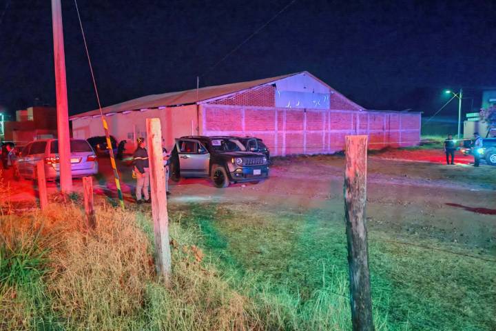 Balean a dos sujetos en una camioneta Jeep al poniente de Morelia