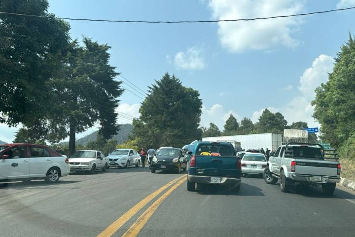 Bloquean carretera Uruapan-Paracho por desaparición de una persona