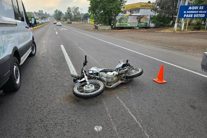 Motociclista fallece tras ser impactado por auto en la Morelia-Pátzcuaro