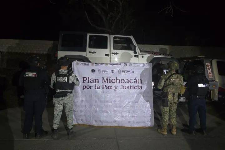 Enfrentamientos en Acahuato dejan aseguramiento de vehículos, armas y municiones en Apatzingán
