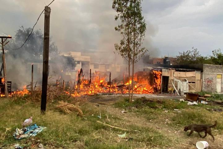 Arden tres domicilios en la colonia Ignacio Lopez Rayón, al poniente de Morelia