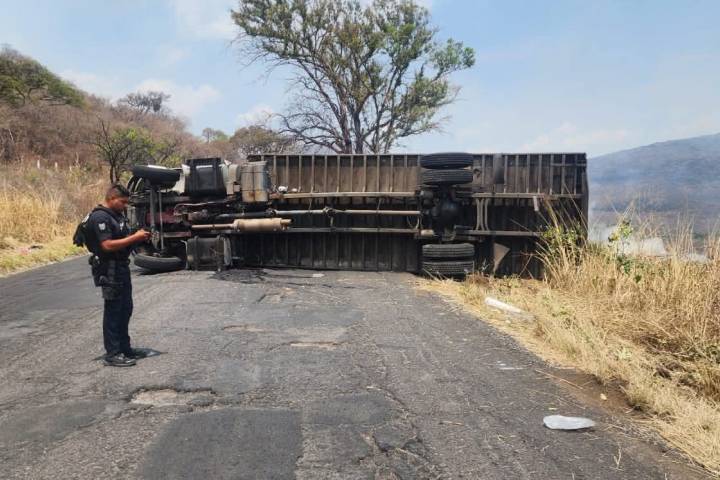 Trasportista resulta herido al volcar su camión en Tangamandapio