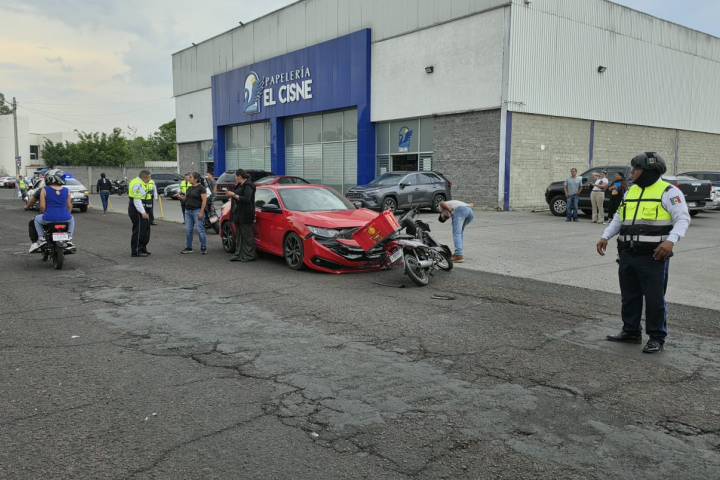 Moto repartidor resulta herido en choque contra auto, en Zamora