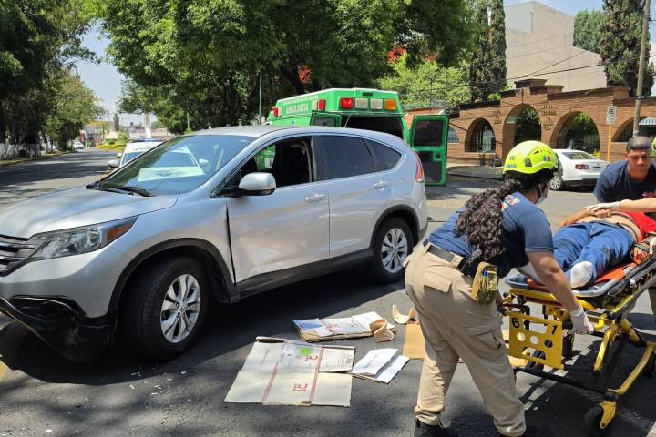 Muere en hospital motociclista tras choque contra camioneta, en Zamora
