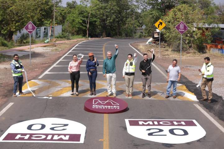 Rehabilitación de carretera de Nuevo Urecho impulsará al sector agropecuario: Bedolla