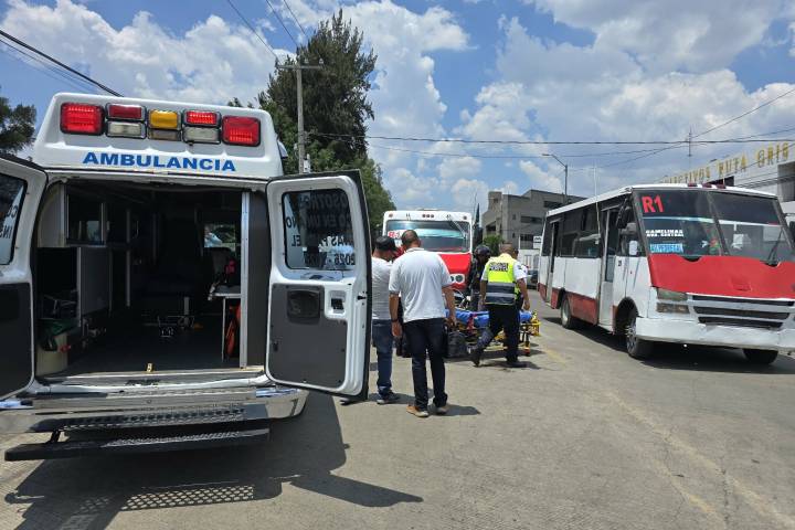 Choque entre camión y moto deja a mujer herida en avenida Siervo de la Nación