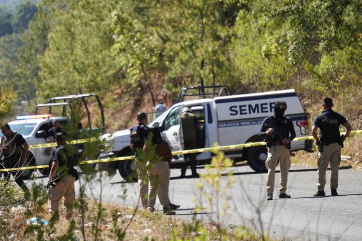 Ejecutan a dos jornaleros en carretera de Tangancícuaro