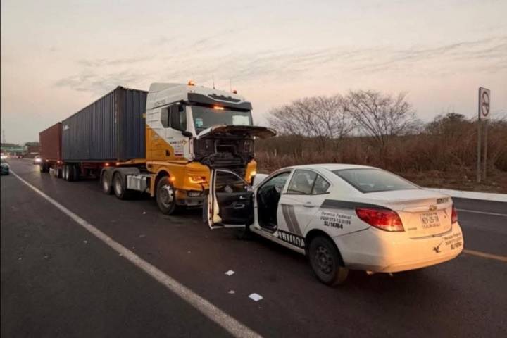 Un fallecido tras choque de frente entre un trailer y automovil, en la autopista Siglo XXI