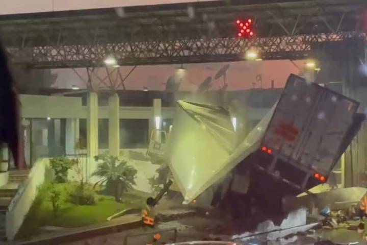 Tráiler embiste vehículos y se estrella contra la caseta de cobro Zinapécuaro, en la México-Guadalajara