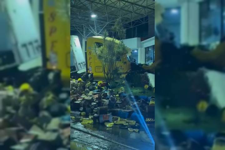 Siete heridos y varios daños materiales deja el accidente de tráiler en la caseta Zinapécuaro