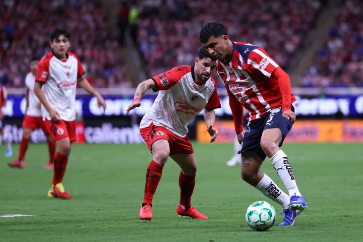 Chivas empata y pierde liderato