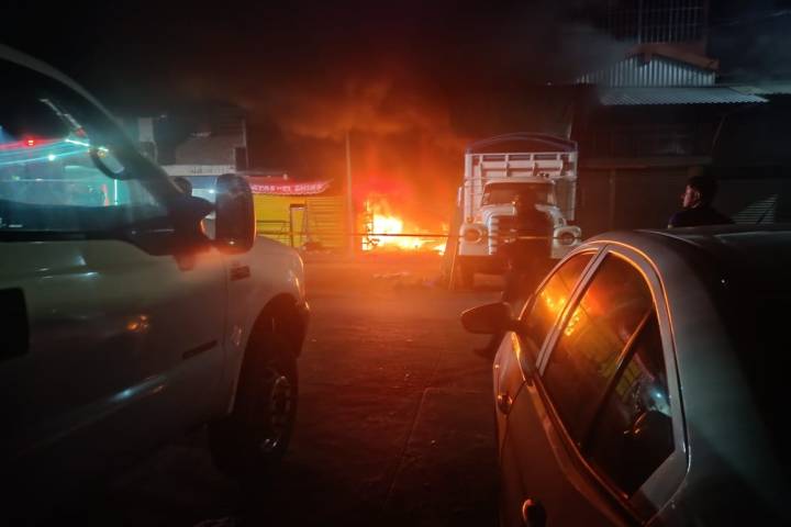 Empistolados incendian local de máquinas tragamonedas en la Central de Abastos de Morelia