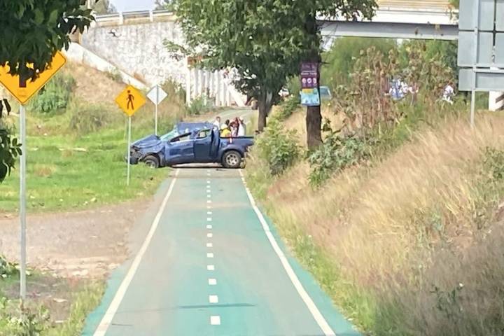 Volcadura de camioneta deja un herido en la Morelia-Pátzcuaro