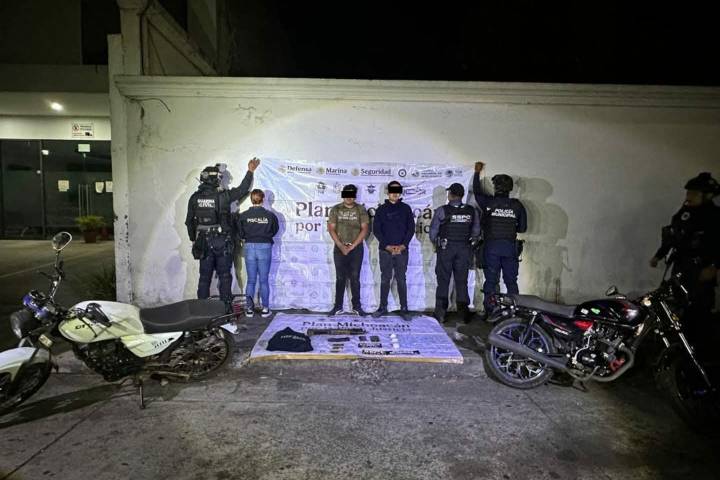 Autoridades detienen a dos con un arma larga, droga y motos robadas