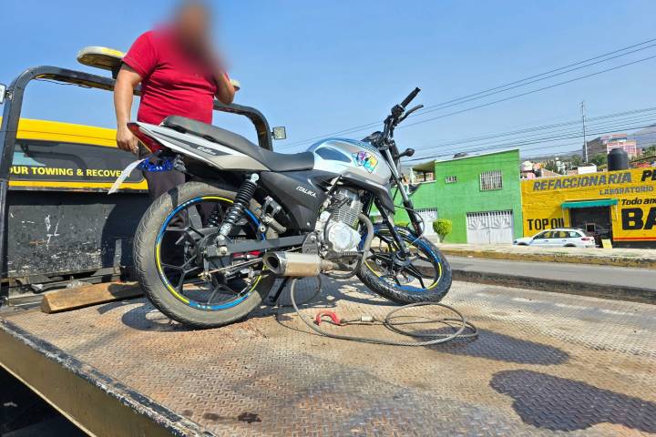 Motociclista resulta herido tras chocar contra auto en el Libramiento Poniente de Morelia