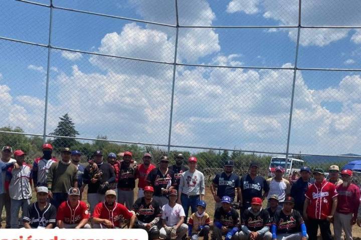 Julio César Conejo Alejos realiza entrega de apoyo para la instalación de malla en campo de béisbol en Zárate