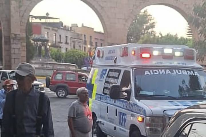 Choque entre auto y moto deja un herido cerca de la Fuente de Las Tarascas, Morelia