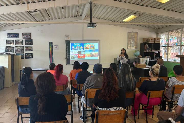 FGE promueve el uso responsable de redes sociales con madres y padres de familia en Morelia