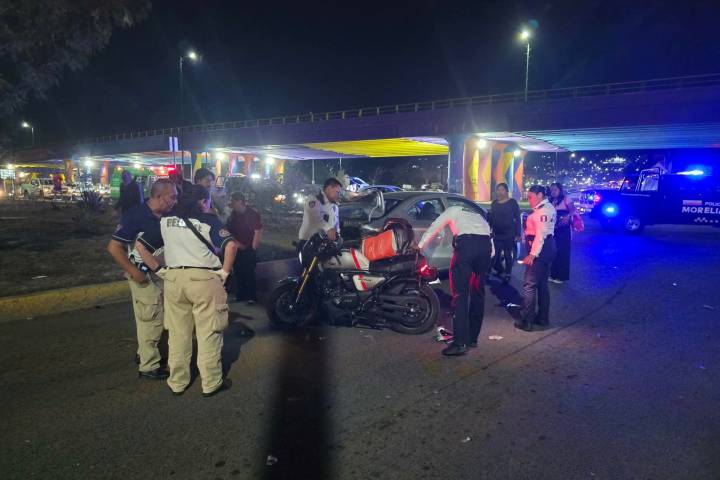 Motociclista queda herido tras ser es impactado por camioneta del Ayuntamiento de Morelia