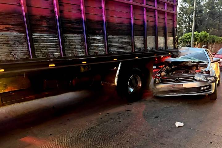 Auto impacta contra retaguardia de camión de carga; hay dos heridos