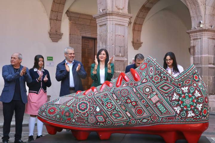 Bedolla inaugura en el Clavijero la exposición "La pasión nos une" para inspirar a la niñez michoacana