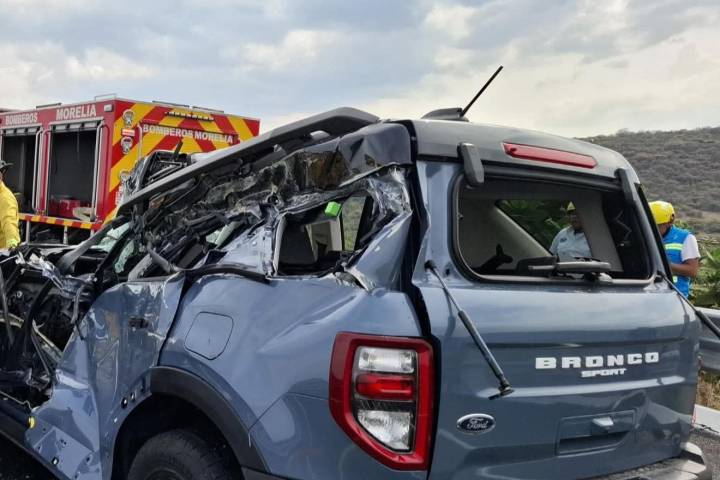 Camioneta es chocada por tráiler en la Pátzcuaro-Cuitzeo; hay 2 muertos