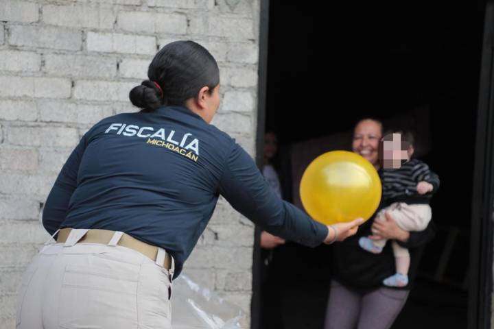 FGE y Guardia Civil llevan juguetes y alegría a niñas y niños de Michoacán en celebración del Día de las Infancias