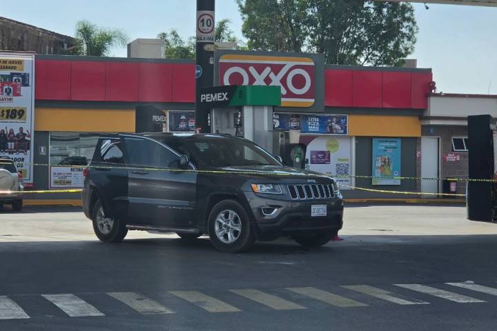 Conductor de camioneta es baleado en una brecha y llega a gasolinera para pedir ayuda
