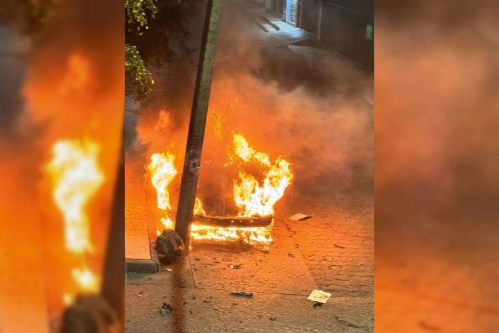 Delincuentes incendian camioneta en la colonia San Juan Evangelista, de Uruapan