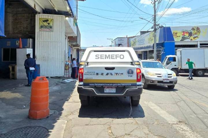 Hombre muere al caer de lo alto de un negocio de chiles y semillas, en la Central de Abastos de Morelia