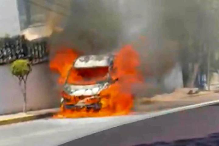 Se registra incendio de camioneta en la colonia Balcones de Santa María, Morelia