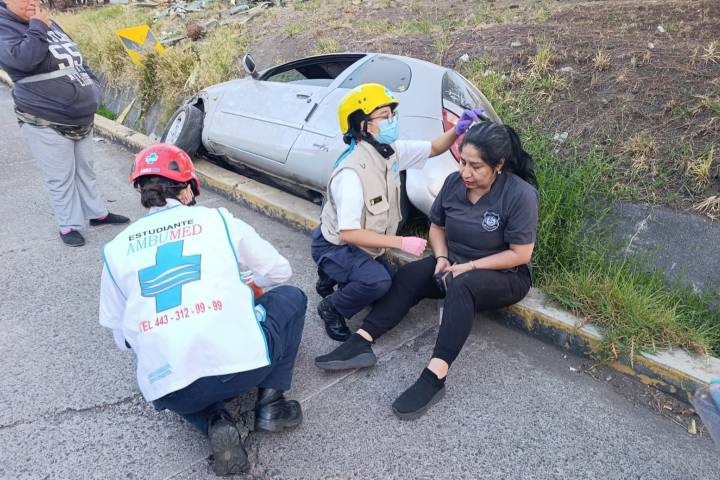 Conductora resulta con algunas lesiones tras volcadura registrada cerca del Tec de Morelia