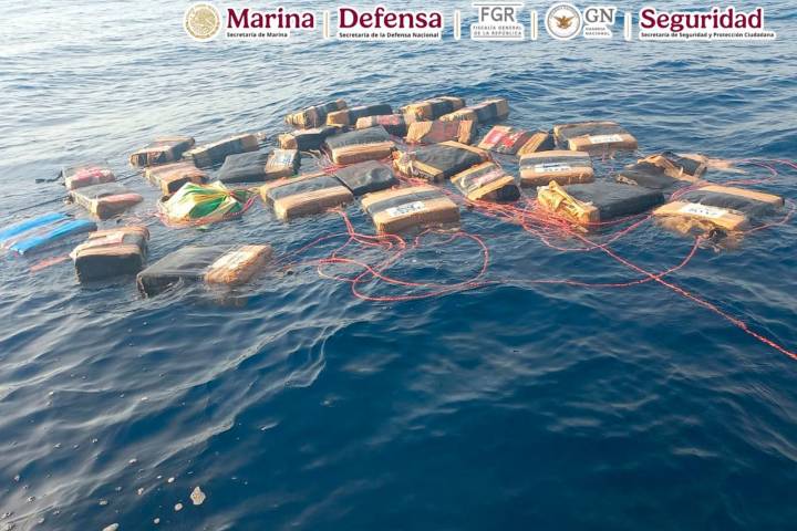 En aguas del Golfo de Tehuantepec la Marina asegura dos toneladas de cocaína.