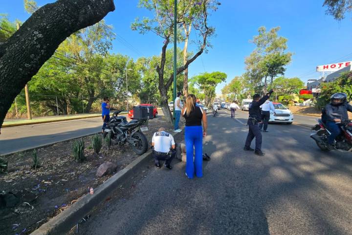 Motociclista evita choque contra camión, pero cae y queda herido en la Madero Poniente de Morelia