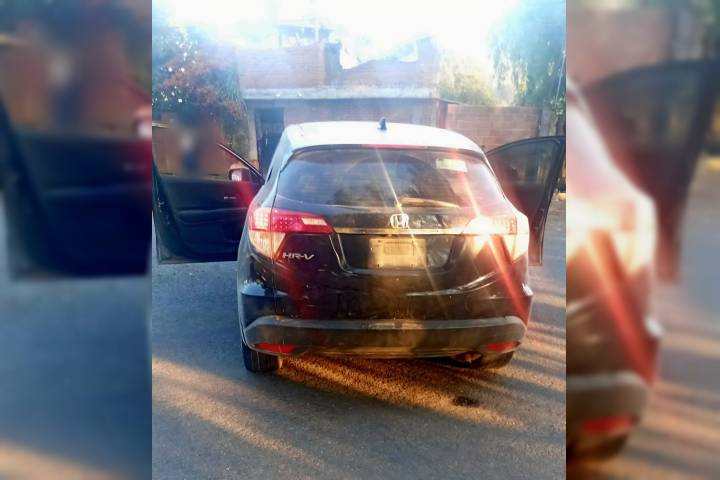 Hallan a dos hombres y una mujer ejecutados dentro de vehículo en el municipio de Pátzcuaro