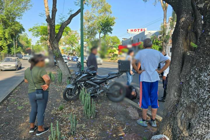 Motociclista evita choque contra camión, pero cae y queda herido en la Madero Poniente de Morelia
