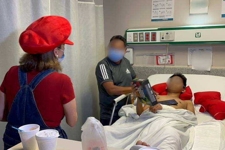 Reciben regalos infantes de pediatría del HGR No. 1 Charo