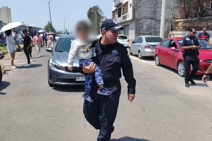 Madre deja a niño dentro de auto sin ventilación por ir a buscar boletos para el concierto de "El Buki"
