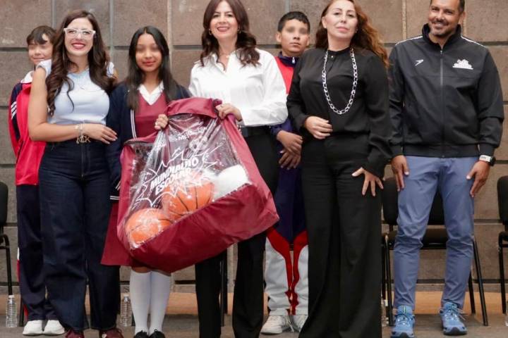 Paz y bienestar, con histórica entrega de material deportivo: Gabriela Molina