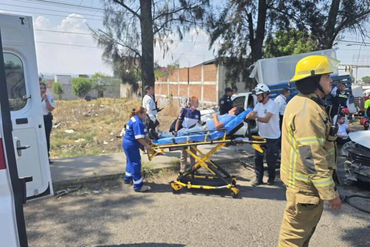 Tráiler robado ocasiona choque múltiple en la Morelos Norte; hay cuatro heridos