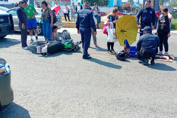Choque entre moto y patrulla de la GC deja dos heridos en la avenida Siervo de la Nación