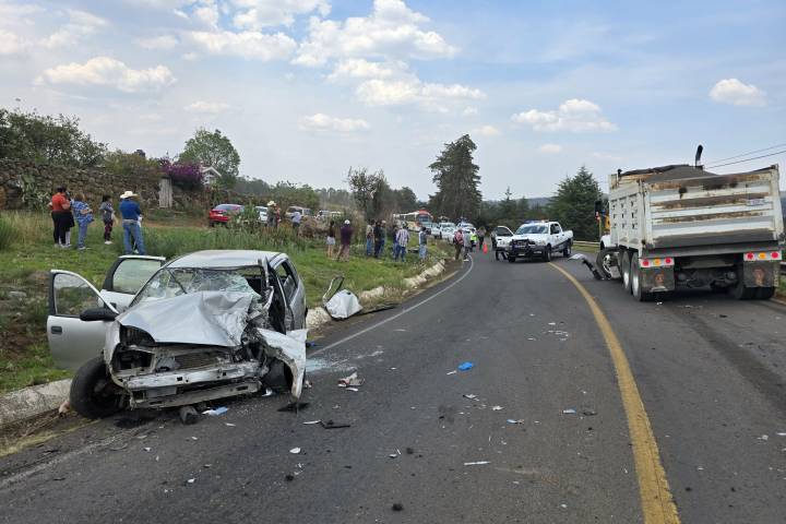 Choque frontal entre auto y volteo deja un adulto mayor herido en la Morelia-Quiroga