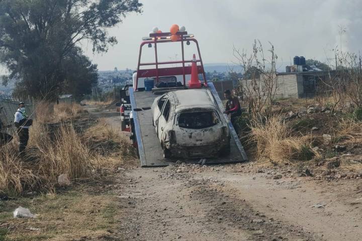 Hallan auto calcinado en las cercanías de la colonia Torreón Nuevo